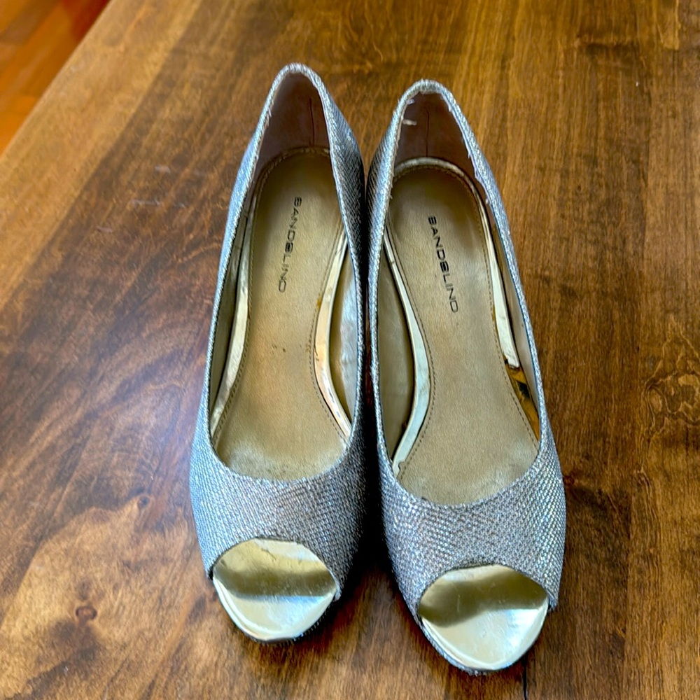 Bandolino peep toe pumps- silver sparkle